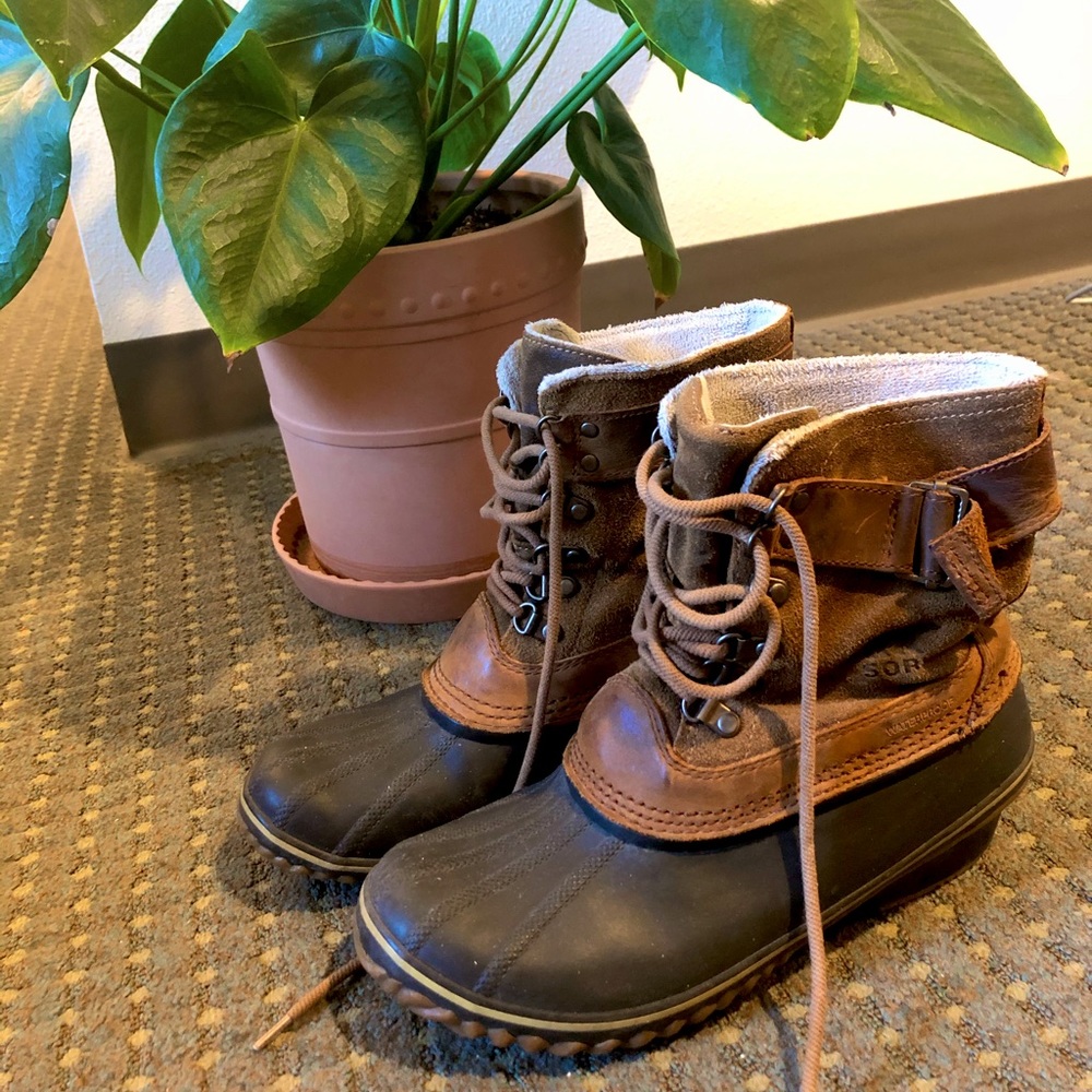 Sorel heeled duck boots size 9.5